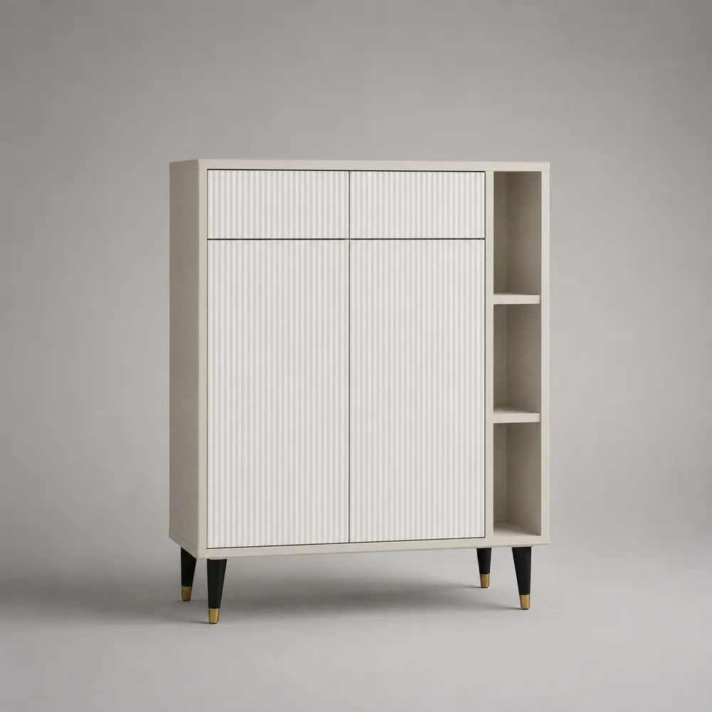 Credenza alta in truciolare bianco crema con 2 ante e vani a giorno laterali gambe in metallo nero con puntali dorati 80 x 40 x 125 cm