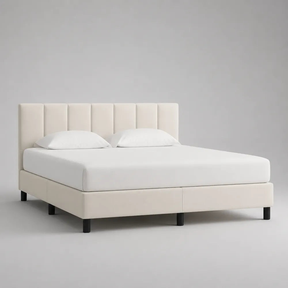 Letto matrimoniale 160x200 cm imbottito in tessuto poliestere beige con testiera a pannelli verticali struttura a piattaforma gambe nere