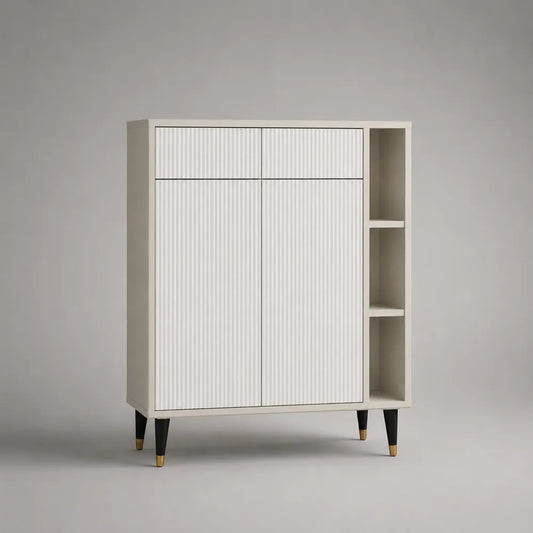 Credenza alta in truciolare bianco crema con 2 ante e vani a giorno laterali gambe in metallo nero con puntali dorati 80 x 40 x 125 cm